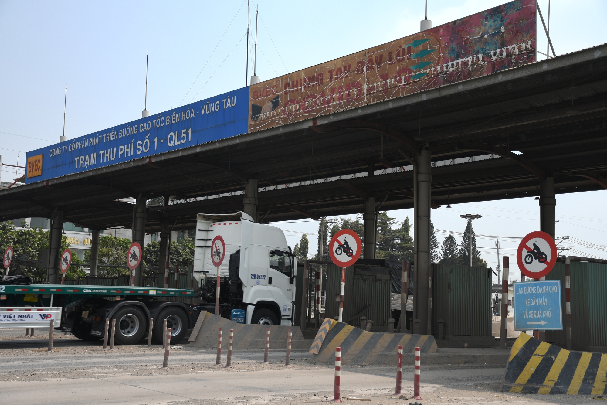 Đồng Nai kiến nghị tháo dỡ trạm thu phí Quốc lộ 51 T1 , T2 để đảm bảo an toàn giao thông - Ảnh 1. Đồng Nai kiến nghị tháo dỡ trạm thu phí Quốc lộ 51 T1 , T2 để đảm bảo an toàn giao thông - Ảnh 1.