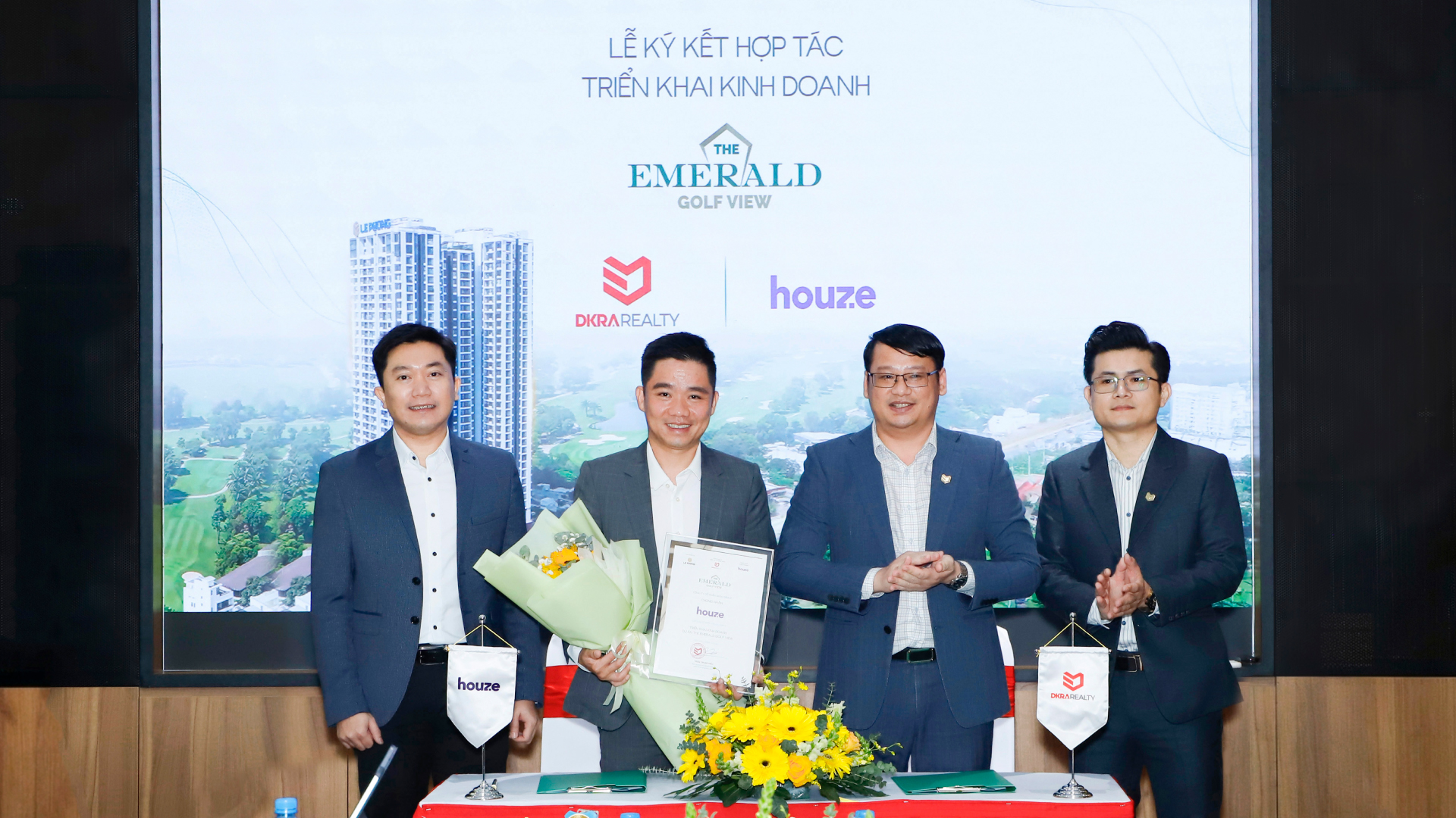 Houze triển khai tiếp thị kinh doanh 200 sản phẩm đẹp nhất The Emerald Golf View- Ảnh 1. Houze triển khai tiếp thị kinh doanh 200 sản phẩm đẹp nhất The Emerald Golf View- Ảnh 1.