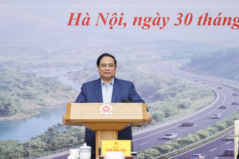 Thủ tướng: Không để xảy ra tình trạng “1 km đường cao tốc nhưng có tới hàng chục nhà thầu cùng làm”- Ảnh 1.
