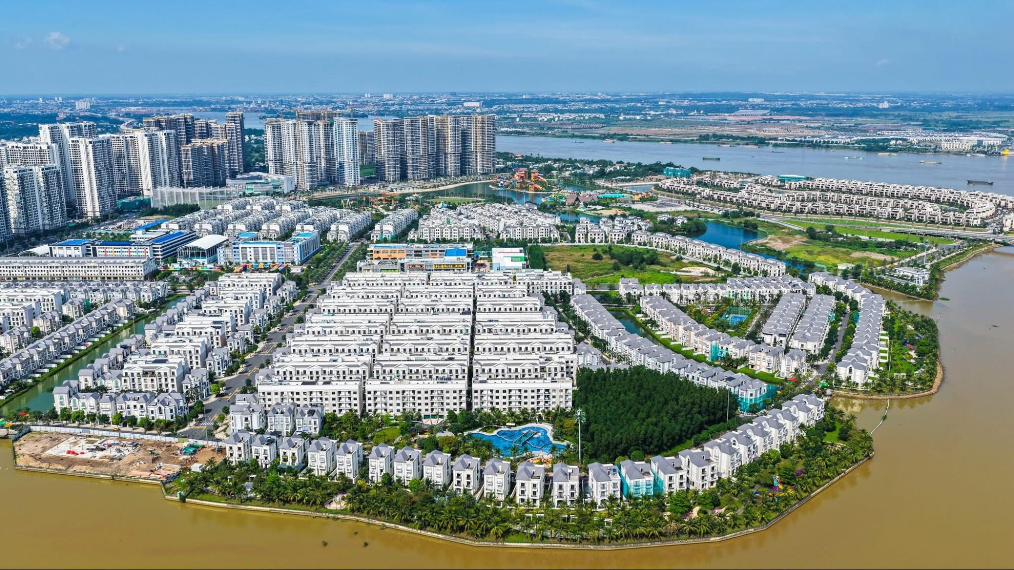 thap-tang-tphcm-17702554404271269748096-1770261120032-1770261120314361186853 Tin vui cho người Việt Nam ở nước ngoài: Được thực hiện các quyền giao dịch bất động sản như người trong nước - Ảnh 1.