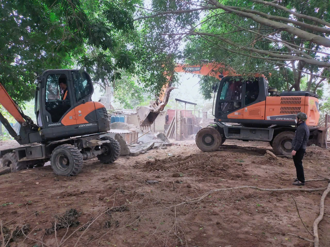 Hà Nội cưỡng chế 7 điểm tập kết cát, sỏi ven sông Hồng- Ảnh 2. Hà Nội cưỡng chế 7 điểm tập kết cát, sỏi ven sông Hồng- Ảnh 2.