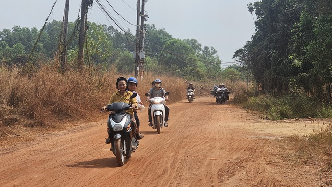 Ám ảnh với bụi đất đỏ khi đi qua đường Lò Lu ở phường Chánh Hiệp, TPHCM- Ảnh 1.