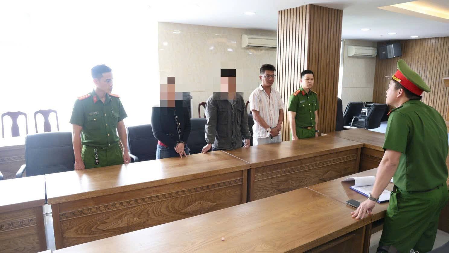 Triệt phá đường dây sơn JOTUN giả lớn nhất Đà Nẵng, thu giữ hơn 5 tấn hàng - Ảnh 1. Triệt phá đường dây sơn JOTUN giả lớn nhất Đà Nẵng, thu giữ hơn 5 tấn hàng - Ảnh 1.