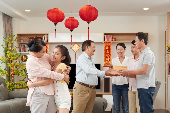 Kiêng kỵ gì, mang theo gì khi xông đất đầu năm?- Ảnh 1.