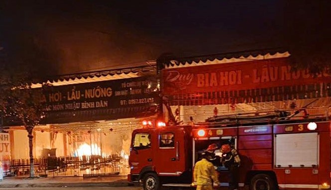 Cháy lớn tại nhà hàng, nam nhân viên trẻ tuổi mắc kẹt tử vong - Ảnh 1.