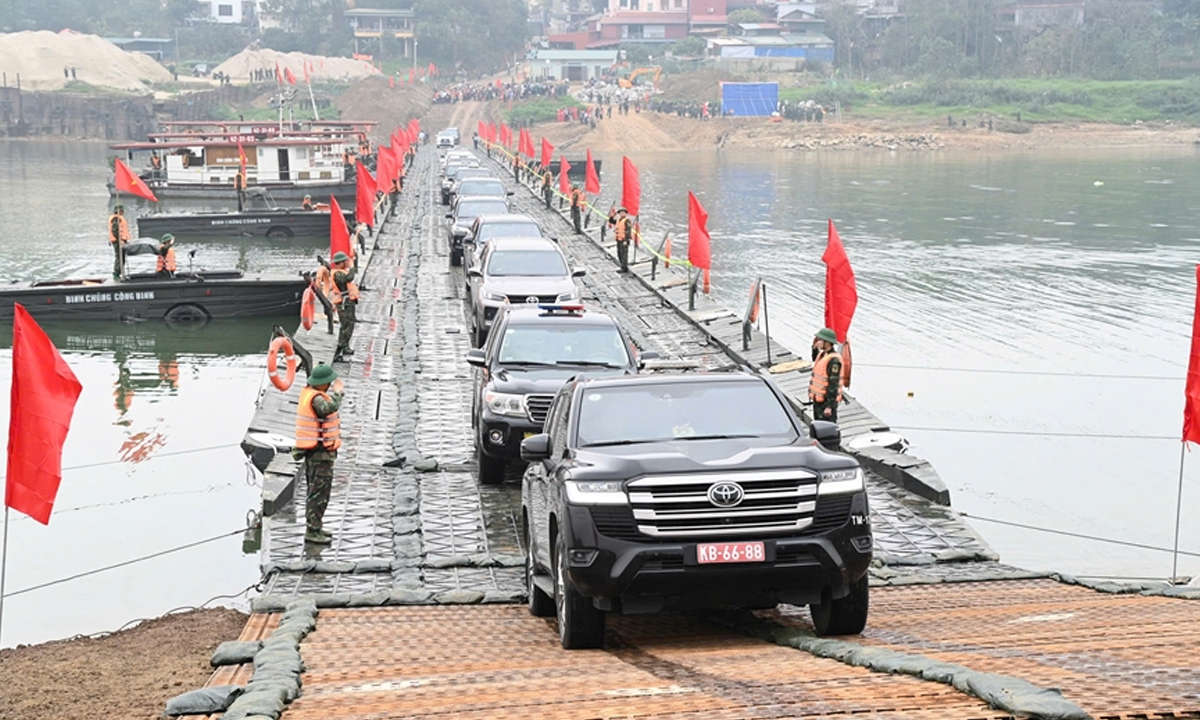 Thủ tướng khen các đơn vị 'thần tốc' hoàn thành cầu phao bắc qua sông Lô- Ảnh 1.