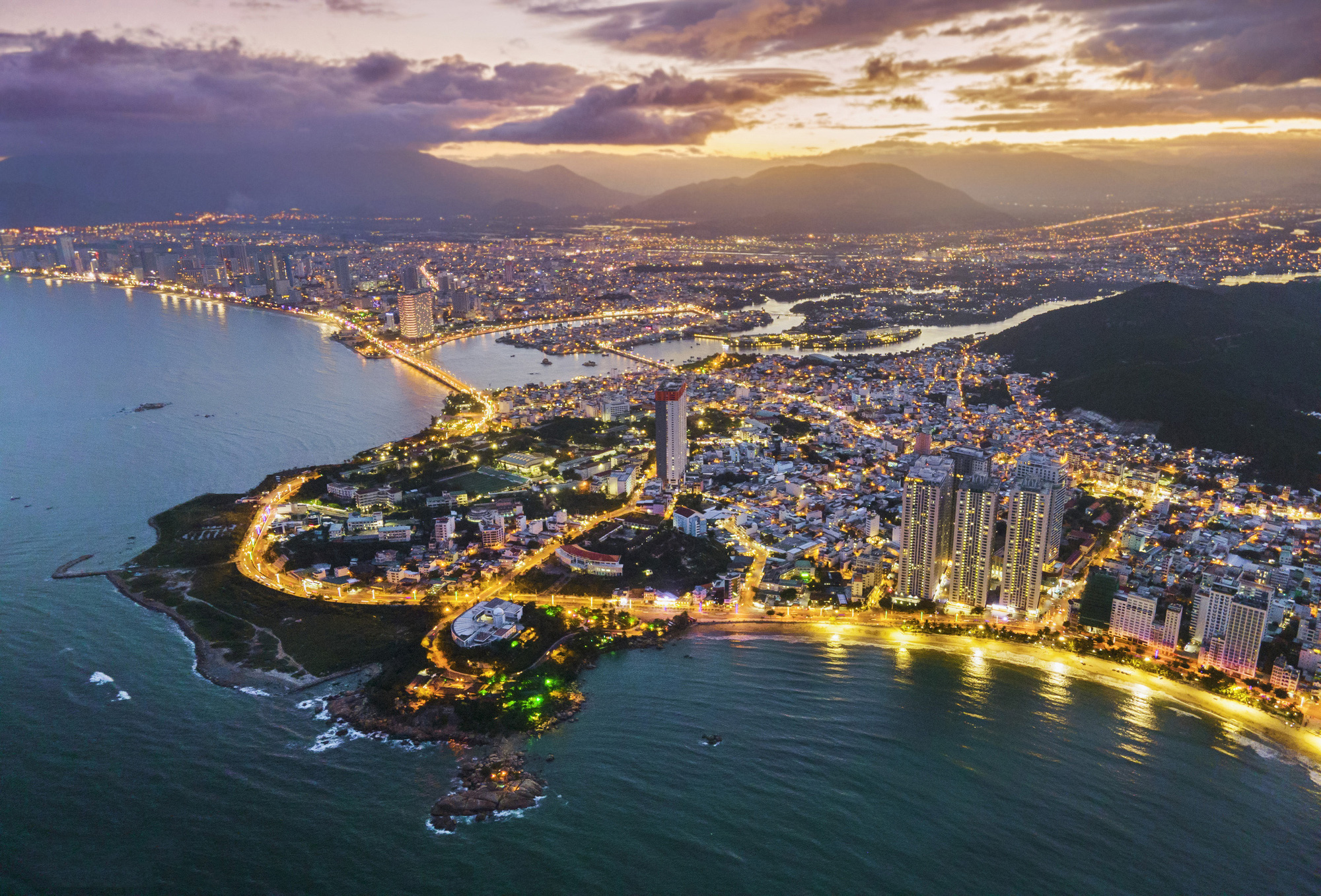 hinh-anh-nha-trang-vao-buoi-chieu-toi-16455155658591226829399-1770661969621877797443-1770777548846-17707775492992099858334 “Ông lớn” Techcombank muốn đầu tư loạt dự án tại tỉnh có đường bờ biển dài nhất Việt Nam - Ảnh 1.
