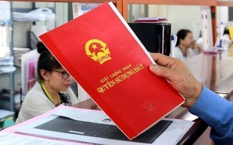 Kiến nghị ghi nợ tiền sử dụng đất trên sổ đỏ với hộ gia đình, cá nhân khó khăn, Bộ Tài chính nói gì? - Ảnh 1.
