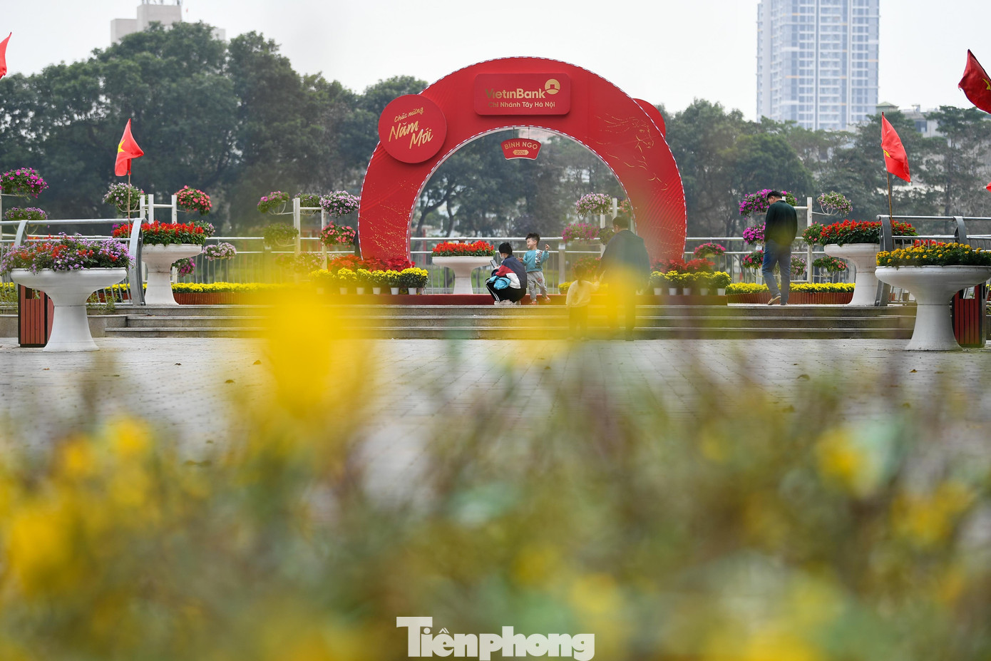 Công viên Hà Nội 'thay da đổi thịt', trang trí rực rỡ đón Xuân- Ảnh 2. Công viên Hà Nội 'thay da đổi thịt', trang trí rực rỡ đón Xuân- Ảnh 2.
