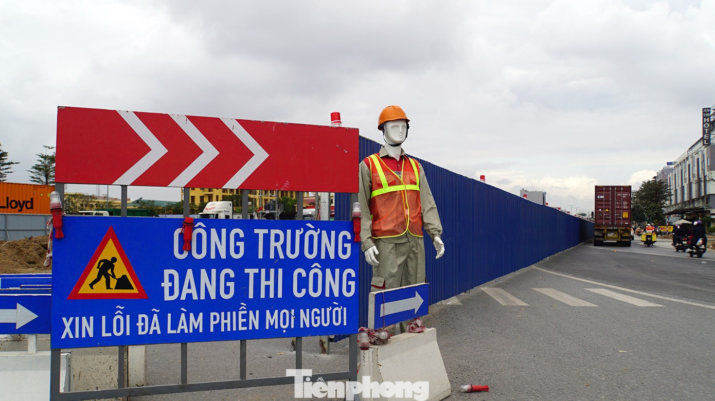 Lắp đèn chiếu sáng cho người dân qua công trường giao thông đẹp nhất Hải Phòng ngày Tết- Ảnh 13.