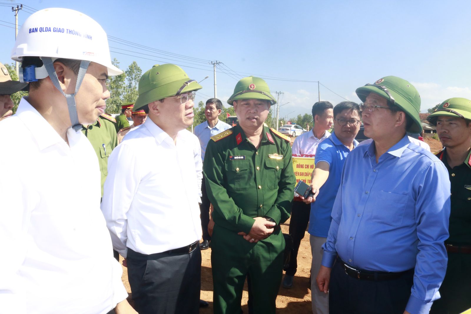 Phó Thủ tướng Hồ Quốc Dũng kiểm tra tiến độ cao tốc Quy Nhơn - Pleiku 2026 - Ảnh 1. Phó Thủ tướng Hồ Quốc Dũng kiểm tra tiến độ cao tốc Quy Nhơn - Pleiku 2026 - Ảnh 1.