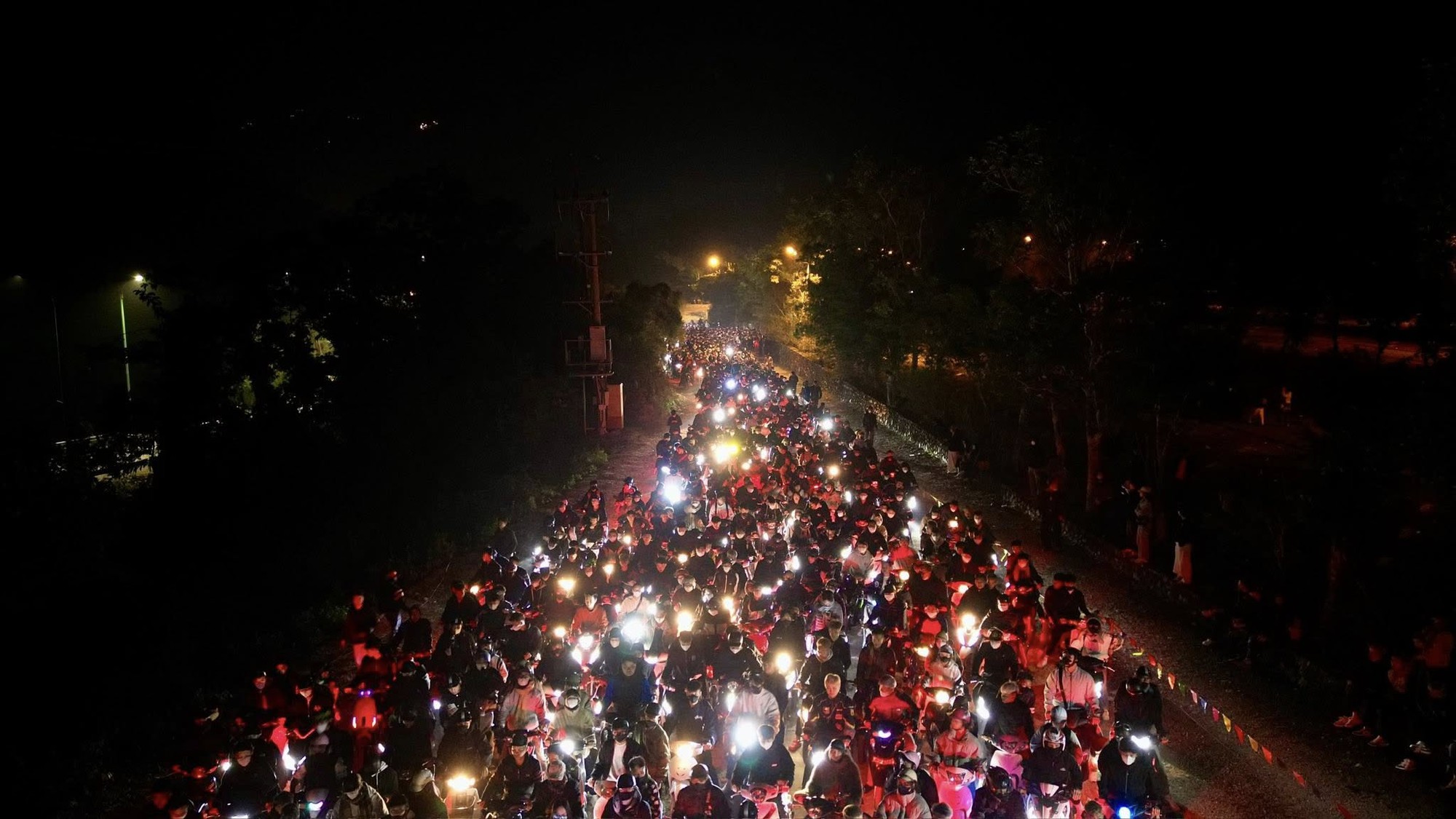 a-17716618534341951575637-1771680324087-17716803246551577364657 Một nơi kẹt cứng từ 4h sáng: Du khách đông nghịt, ai cũng cầm 1 chiếc gậy trong tay - Ảnh 1.