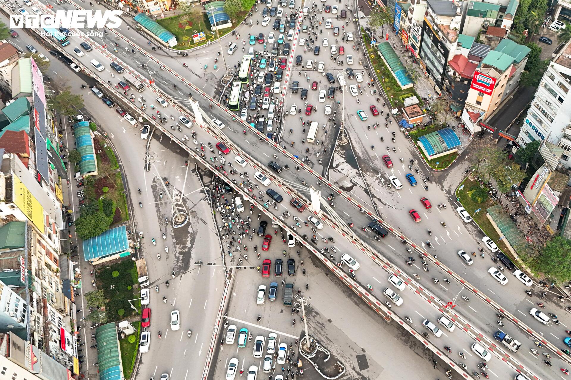 Hiện trạng đường Láng trước đề xuất mở rộng lên gần 54m- Ảnh 14. Hiện trạng đường Láng trước đề xuất mở rộng lên gần 54m- Ảnh 14.