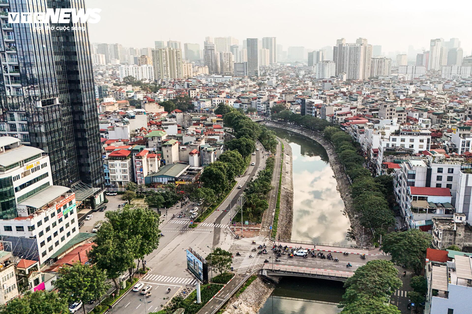 Hiện trạng đường Láng trước đề xuất mở rộng lên gần 54m- Ảnh 1. Hiện trạng đường Láng trước đề xuất mở rộng lên gần 54m- Ảnh 1.