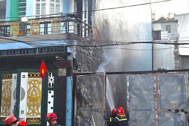 Cháy ở TPHCM, đe dọa 2 căn nhà- Ảnh 3. Cháy ở TPHCM, đe dọa 2 căn nhà- Ảnh 3.