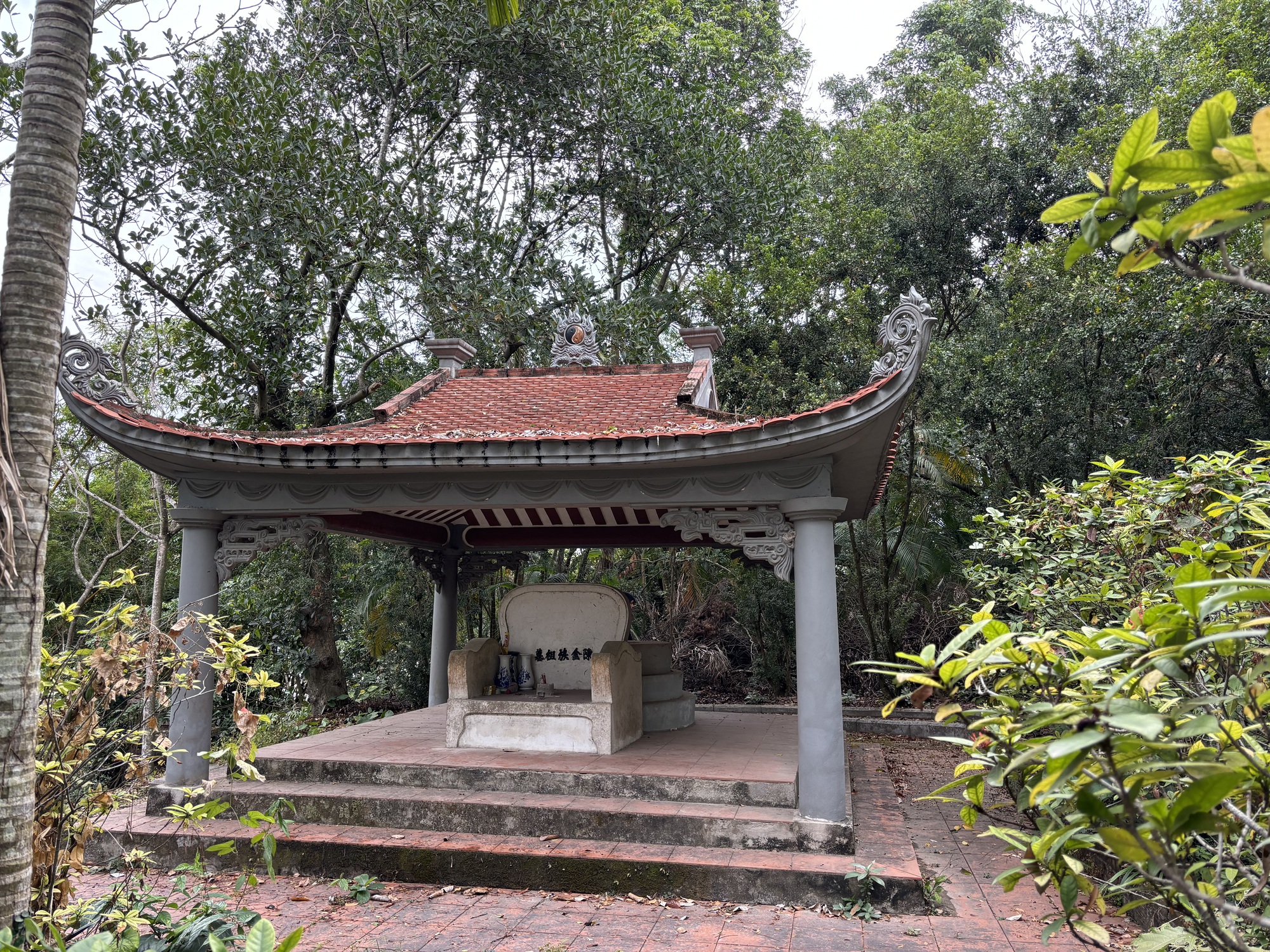 Ngọn núi cao chưa đến 100m, được mệnh danh là "núi rồng": Trên đỉnh có di tích quốc gia gần 1000 tuổi - Ảnh 4. Ngọn núi cao chưa đến 100m, được mệnh danh là "núi rồng": Trên đỉnh có di tích quốc gia gần 1000 tuổi - Ảnh 4.