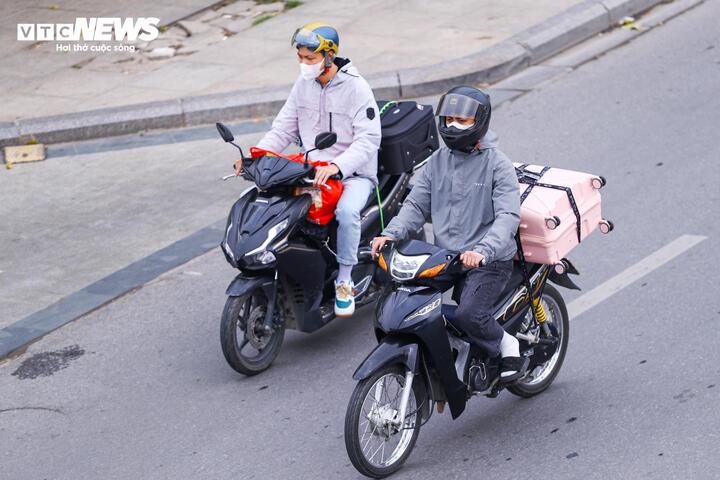 Người dân đổ về Thủ đô sau kỳ nghỉ Tết, ô tô xếp hàng dài chờ di chuyển- Ảnh 4. Người dân đổ về Thủ đô sau kỳ nghỉ Tết, ô tô xếp hàng dài chờ di chuyển- Ảnh 4.