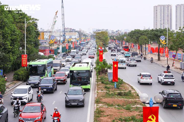 Người dân đổ về Thủ đô sau kỳ nghỉ Tết, ô tô xếp hàng dài chờ di chuyển- Ảnh 1. Người dân đổ về Thủ đô sau kỳ nghỉ Tết, ô tô xếp hàng dài chờ di chuyển- Ảnh 1.