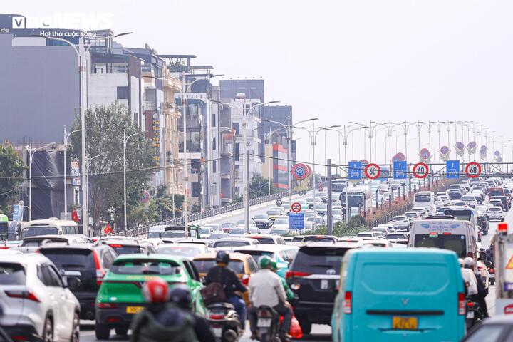 Người dân đổ về Thủ đô sau kỳ nghỉ Tết, ô tô xếp hàng dài chờ di chuyển- Ảnh 6. Người dân đổ về Thủ đô sau kỳ nghỉ Tết, ô tô xếp hàng dài chờ di chuyển- Ảnh 6.