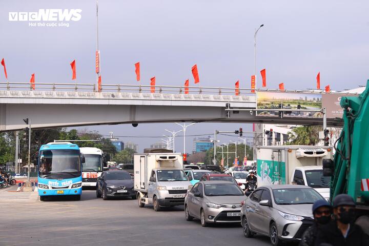 Người dân đổ về Thủ đô sau kỳ nghỉ Tết, ô tô xếp hàng dài chờ di chuyển- Ảnh 5. Người dân đổ về Thủ đô sau kỳ nghỉ Tết, ô tô xếp hàng dài chờ di chuyển- Ảnh 5.