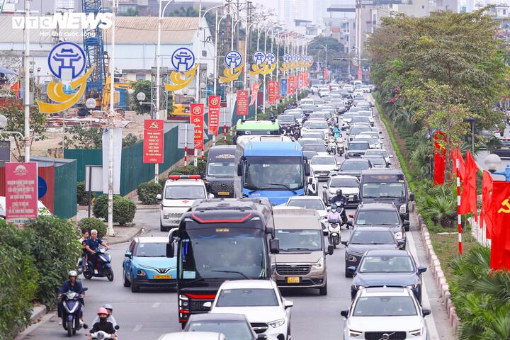 Người dân đổ về Thủ đô sau kỳ nghỉ Tết, ô tô xếp hàng dài chờ di chuyển- Ảnh 2. Người dân đổ về Thủ đô sau kỳ nghỉ Tết, ô tô xếp hàng dài chờ di chuyển- Ảnh 2.