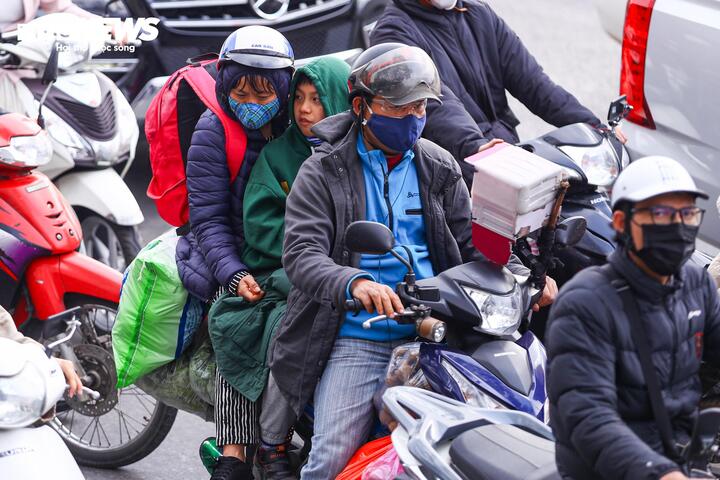 Người dân đổ về Thủ đô sau kỳ nghỉ Tết, ô tô xếp hàng dài chờ di chuyển- Ảnh 11. Người dân đổ về Thủ đô sau kỳ nghỉ Tết, ô tô xếp hàng dài chờ di chuyển- Ảnh 11.