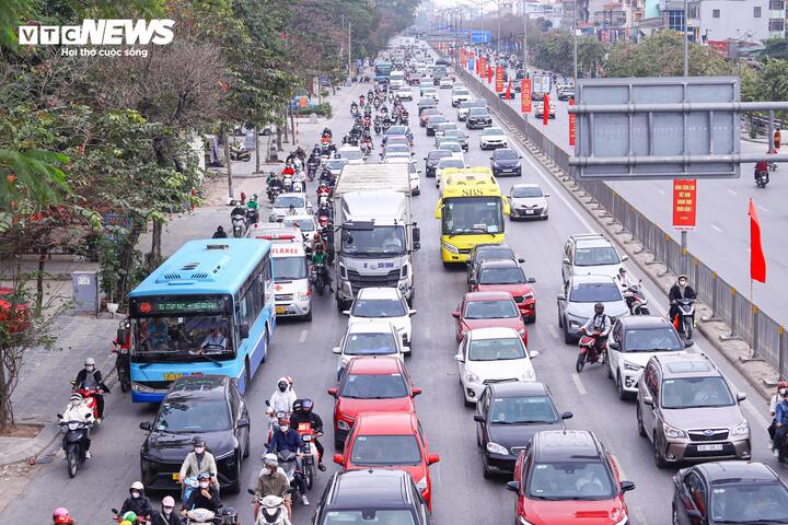 Người dân đổ về Thủ đô sau kỳ nghỉ Tết, ô tô xếp hàng dài chờ di chuyển- Ảnh 7. Người dân đổ về Thủ đô sau kỳ nghỉ Tết, ô tô xếp hàng dài chờ di chuyển- Ảnh 7.