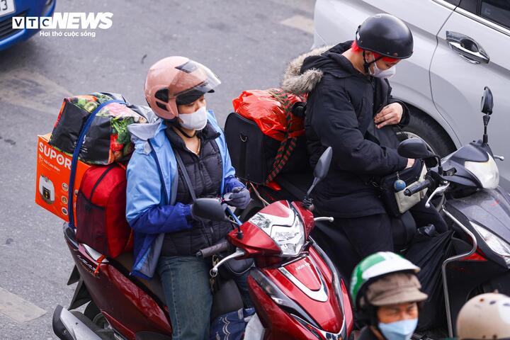 Người dân đổ về Thủ đô sau kỳ nghỉ Tết, ô tô xếp hàng dài chờ di chuyển- Ảnh 9. Người dân đổ về Thủ đô sau kỳ nghỉ Tết, ô tô xếp hàng dài chờ di chuyển- Ảnh 9.