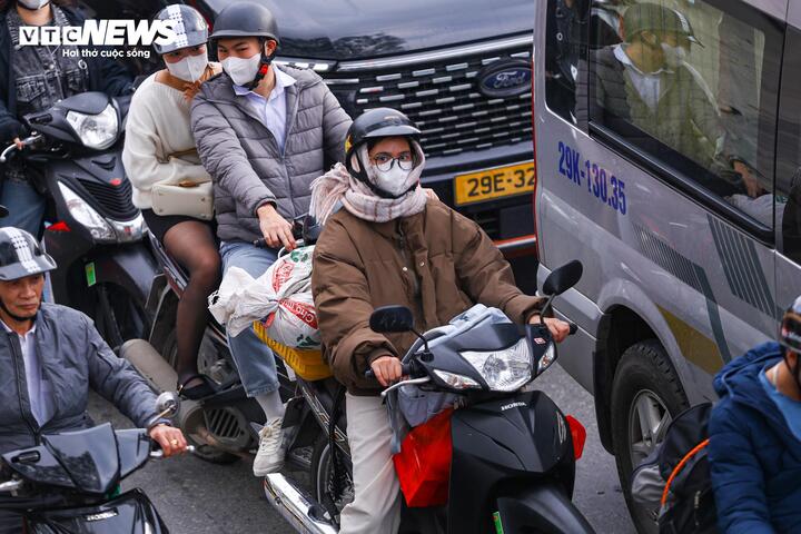 Người dân đổ về Thủ đô sau kỳ nghỉ Tết, ô tô xếp hàng dài chờ di chuyển- Ảnh 8. Người dân đổ về Thủ đô sau kỳ nghỉ Tết, ô tô xếp hàng dài chờ di chuyển- Ảnh 8.