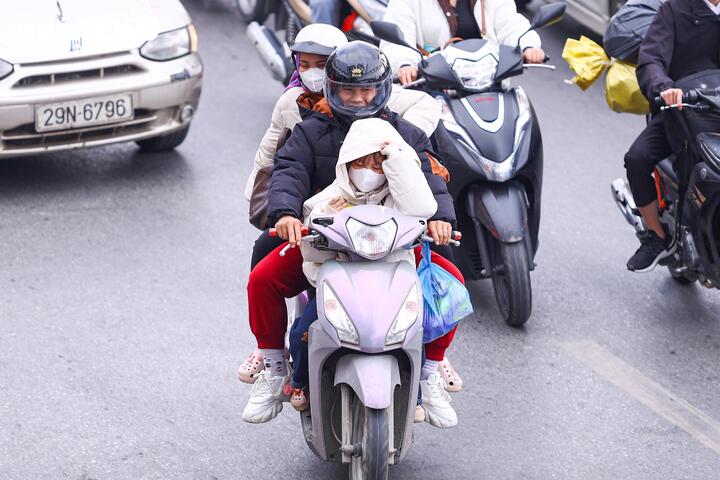 Người dân đổ về Thủ đô sau kỳ nghỉ Tết, ô tô xếp hàng dài chờ di chuyển- Ảnh 10. Người dân đổ về Thủ đô sau kỳ nghỉ Tết, ô tô xếp hàng dài chờ di chuyển- Ảnh 10.