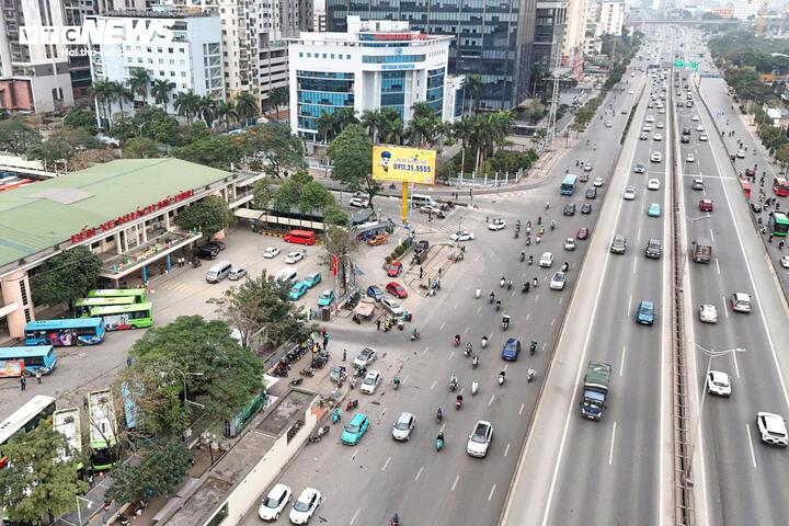 Người dân đổ về Thủ đô sau kỳ nghỉ Tết, ô tô xếp hàng dài chờ di chuyển- Ảnh 12. Người dân đổ về Thủ đô sau kỳ nghỉ Tết, ô tô xếp hàng dài chờ di chuyển- Ảnh 12.