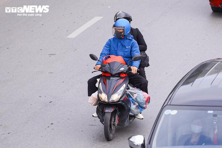 Người dân đổ về Thủ đô sau kỳ nghỉ Tết, ô tô xếp hàng dài chờ di chuyển- Ảnh 3. Người dân đổ về Thủ đô sau kỳ nghỉ Tết, ô tô xếp hàng dài chờ di chuyển- Ảnh 3.