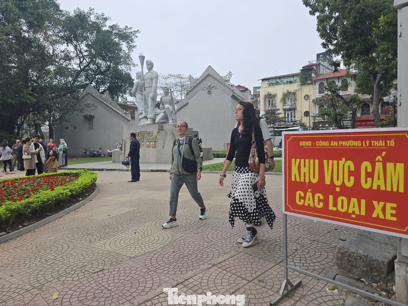 Xử lý loạt bãi xe tự phát quanh hồ Hoàn Kiếm- Ảnh 1. Xử lý loạt bãi xe tự phát quanh hồ Hoàn Kiếm- Ảnh 1.