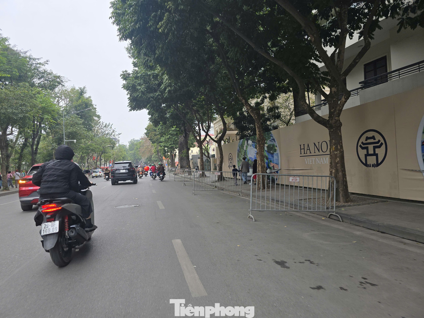 Xử lý loạt bãi xe tự phát quanh hồ Hoàn Kiếm- Ảnh 2. Xử lý loạt bãi xe tự phát quanh hồ Hoàn Kiếm- Ảnh 2.