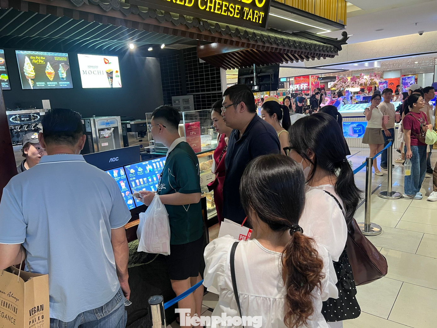 tp-hang-dong-uyen-phuong-22-1771665378504-1771665378691936420636