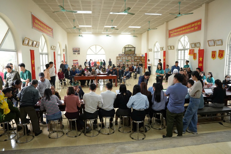 Nhiều người dân nhận tiền đền bù tại siêu dự án 925.000 tỷ do Vingroup của tỷ phú Phạm Nhật Vượng đầu tư- Ảnh 1.