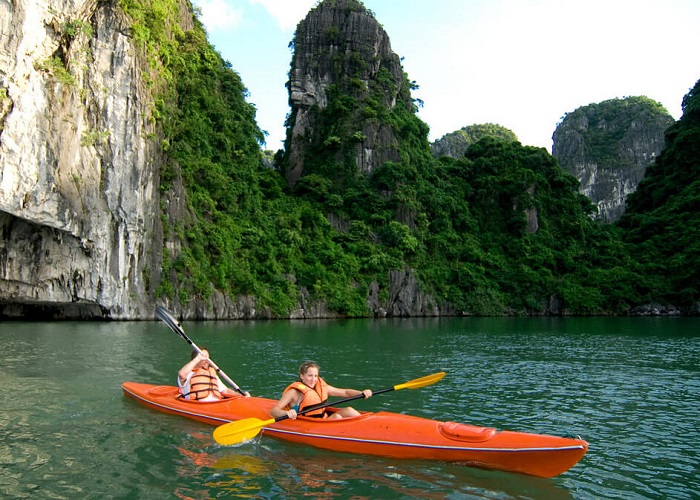 treo-kayak-o-vinh-ha-long-doi-tuong-1772788794387-17727887946191465831583-1772807302559-1772807302713182251254
